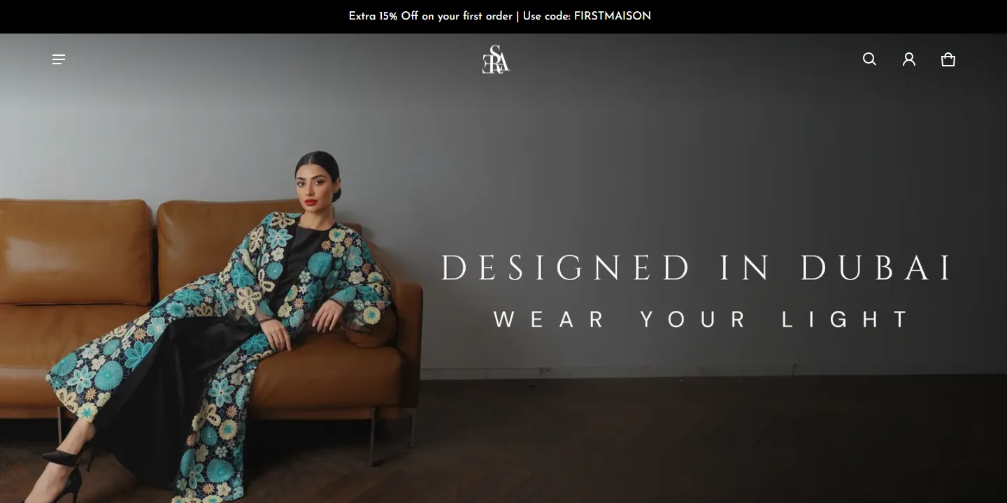 Maison Estrellas homepage: a model on a leather sofa in a dark room